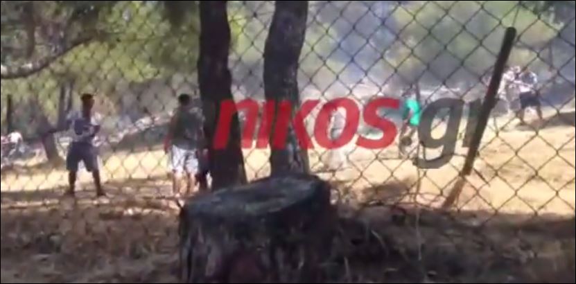 Κάτοικοι προσπαθούν να σβήσουν τη φωτιά με κουβάδες – ΒΙΝΤΕΟ