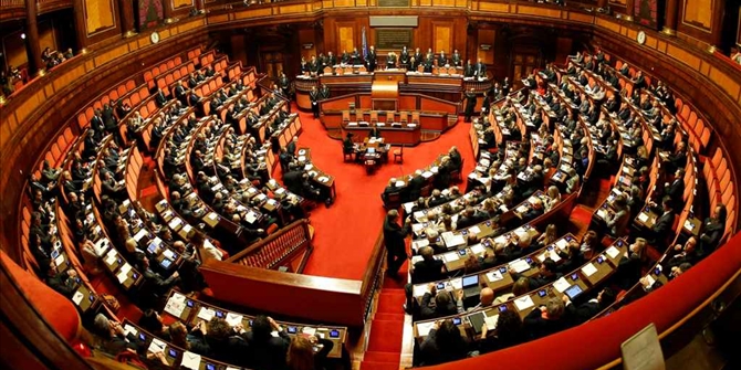 Βουλευτές της Ιταλίας έβαλαν ελληνικές σημαίες στα έδρανα τους