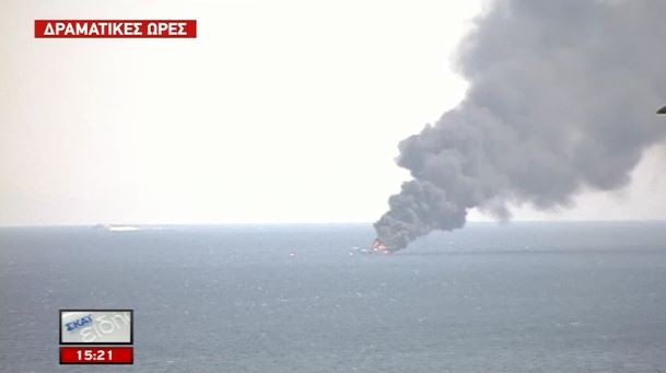 Φωτιά σε σκάφος ανοιχτά του Πειραιά – ΤΩΡΑ