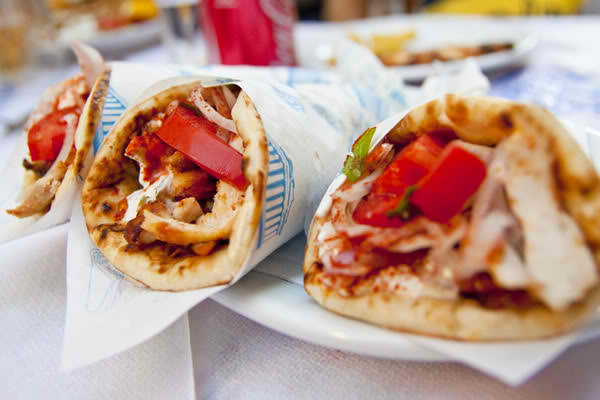 Νέα εγκύκλιος Σαββαΐδου για τον ΦΠΑ στα… σουβλάκια