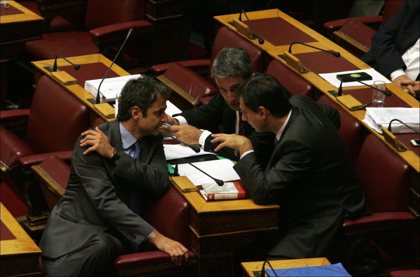 Το “πηγαδάκι” Μητσοτάκη – Θεοχάρη – Λοβέρδου – ΦΩΤΟ