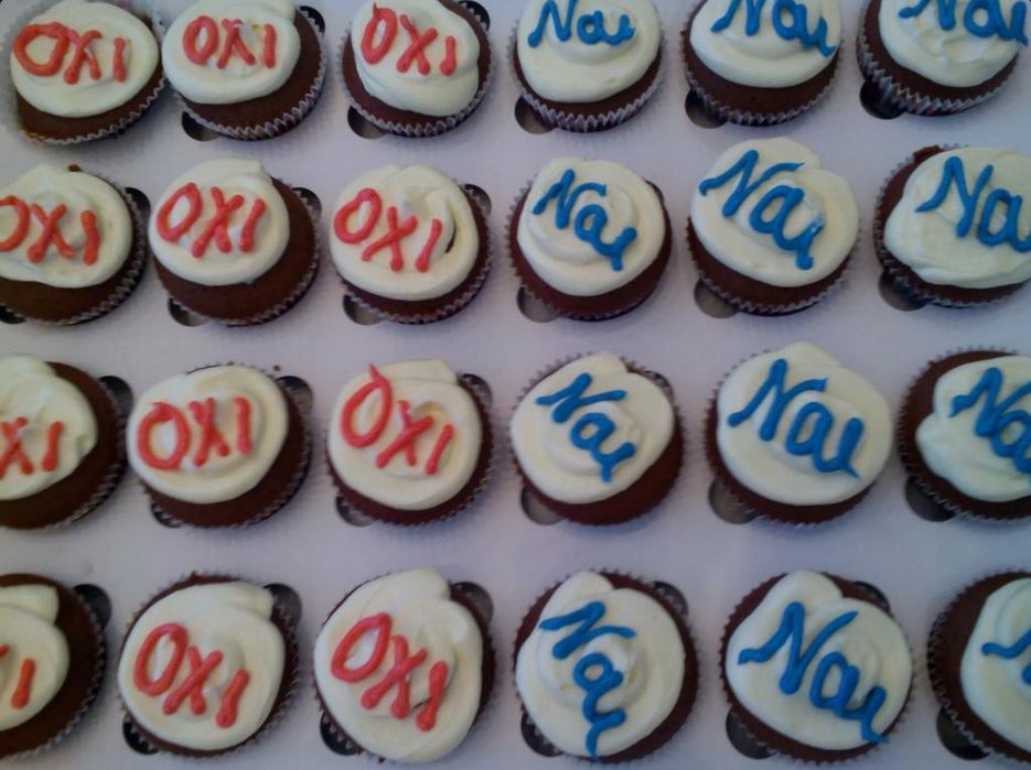 Δημοσιογράφος κερνάει γλυκά με “Ναι” και “Όχι”- ΦΩΤΟ