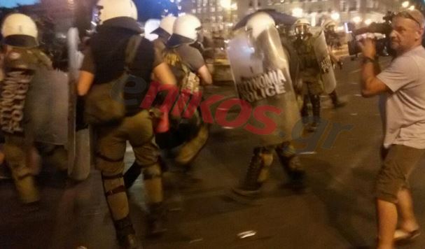 Νεολαία ΣΥΡΙΖΑ: ΜΑΤ και Δίας κυνήγησαν τον κόσμο από το Σύνταγμα έως το μετρό Φιξ