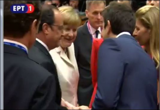 Η χειραψία Τσίπρα – Μέρκελ υπό το βλέμμα του Ολάντ – ΒΙΝΤΕΟ