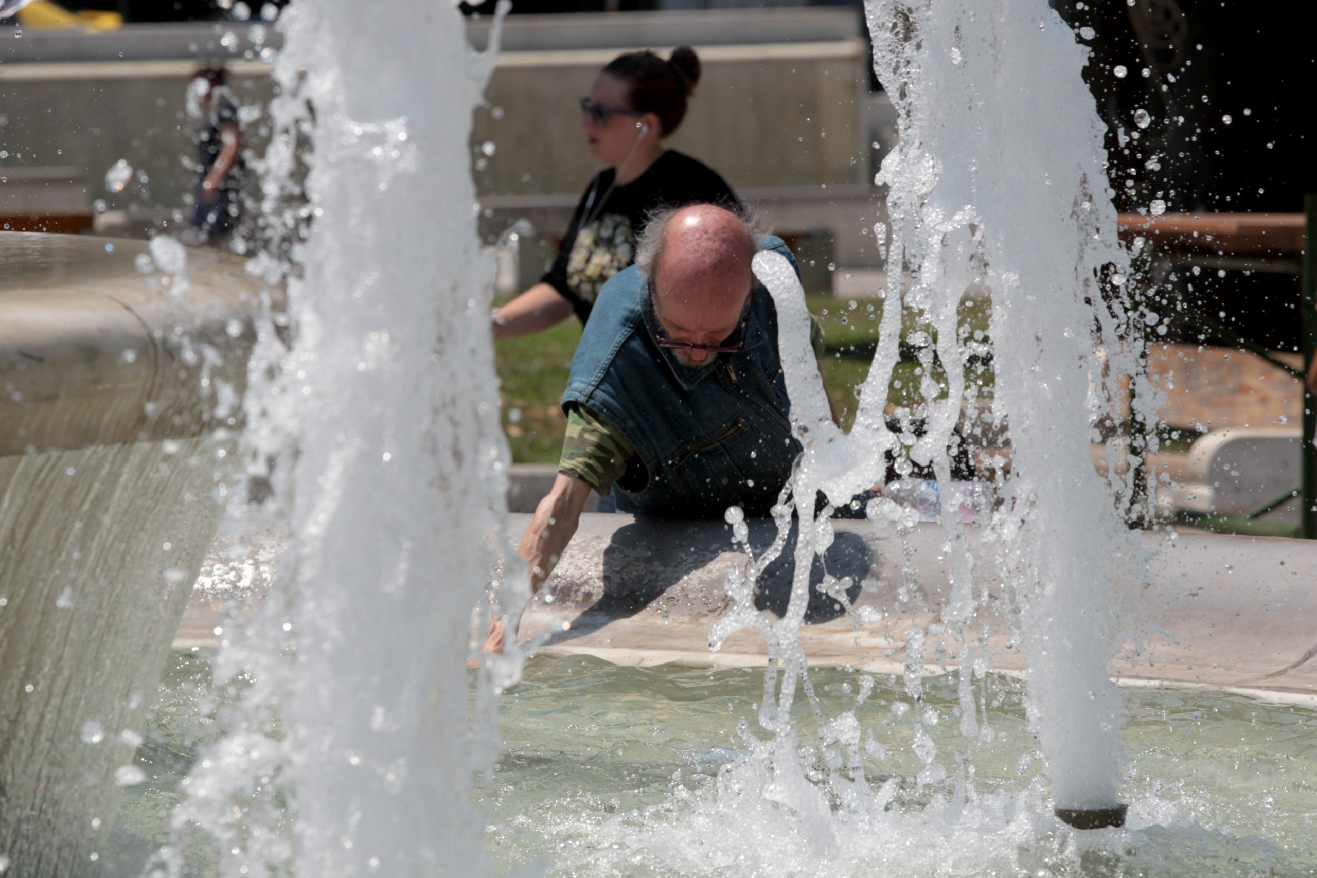 Κύμα καύσωνα σαρώνει τη χώρα – Όλοι οι κλιματιζόμενοι χώροι στην Αττική