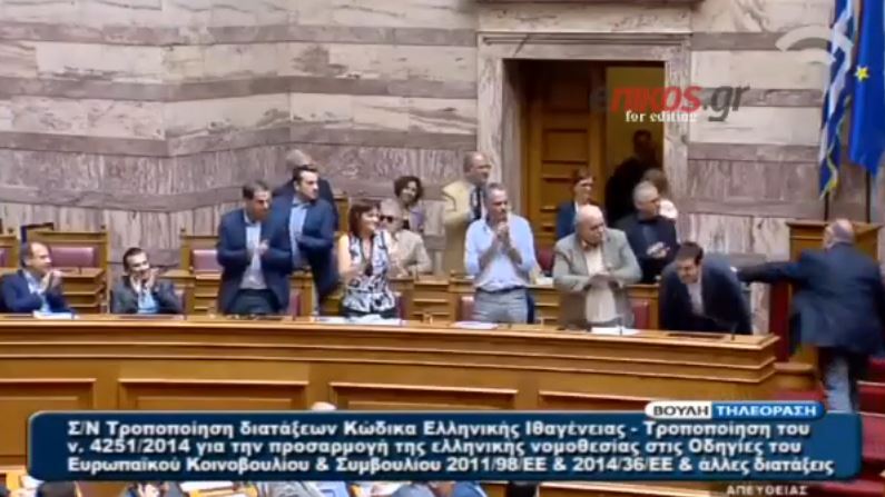 Χειροκρότησαν όρθιοι τον Τσίπρα όταν μπήκε στη Βουλή – ΒΙΝΤΕΟ