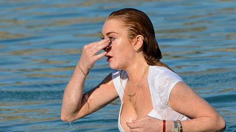 Η Λόχαν βούτηξε στη θάλασσα με τα ρούχα – ΒΙΝΤΕΟ