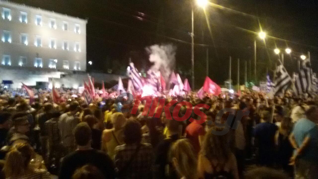 Πανηγυρίζουν το “όχι” στο Σύνταγμα – ΦΩΤΟ