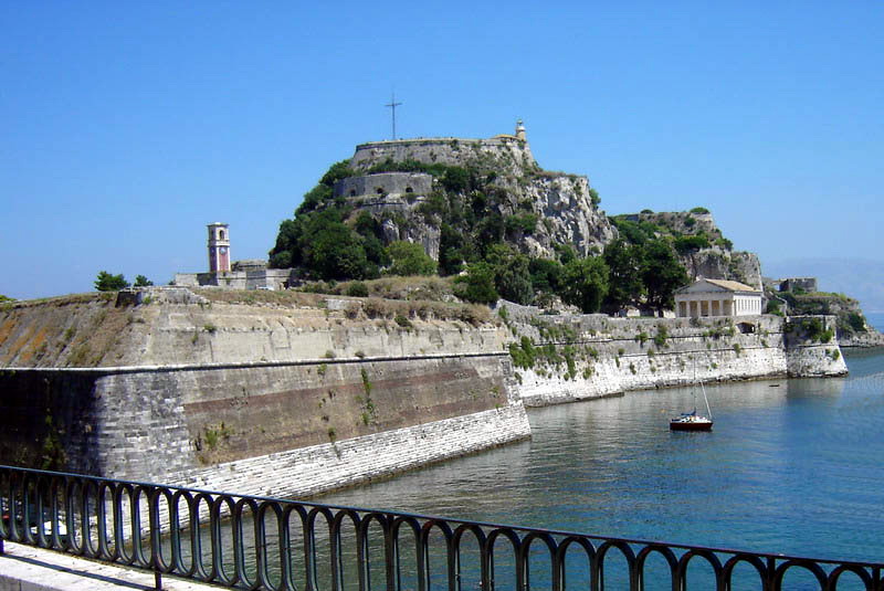 Τουρίστες κατέβασαν την ελληνική σημαία από το Ενετικό φρούριο στην Κέρκυρα