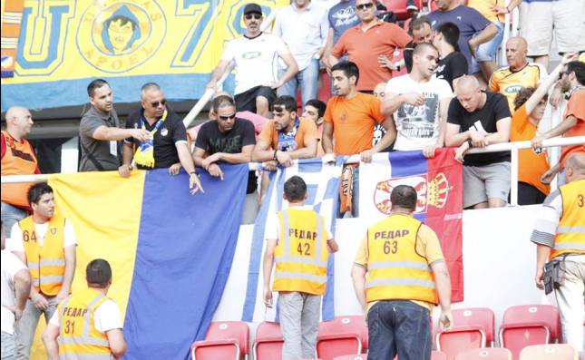 Ένταση στα Σκόπια για την ελληνική σημαία που ανέβασαν οπαδοί του ΑΠΟΕΛ – ΦΩΤΟ