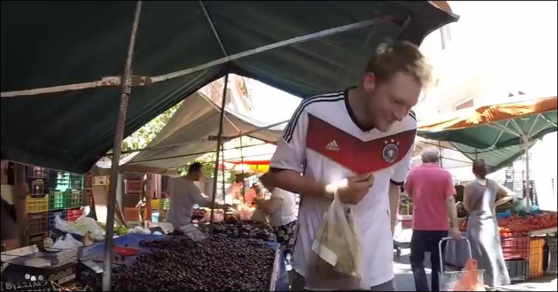 Έντυσαν τον ρεπόρτερ Γερμανό και τον άφησαν στους δρόμους της Αθήνας – ΒΙΝΤΕΟ