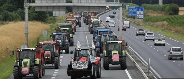 Οι κτηνοτρόφοι έκλεισαν τους δρόμους της Γαλλίας