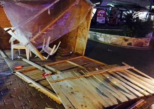 Άγνωστοι διέλυσαν περίπτερο του “Ναι” στο Μαρούσι – ΦΩΤΟ