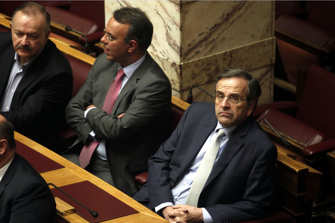 Στα τελευταία έδρανα της Βουλής ο Σαμαράς – ΦΩΤΟ