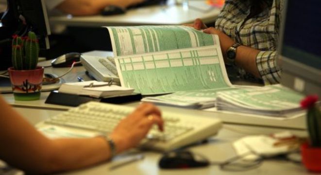 Χειροπέδες σε εφοριακό που ζητούσε φακελάκι