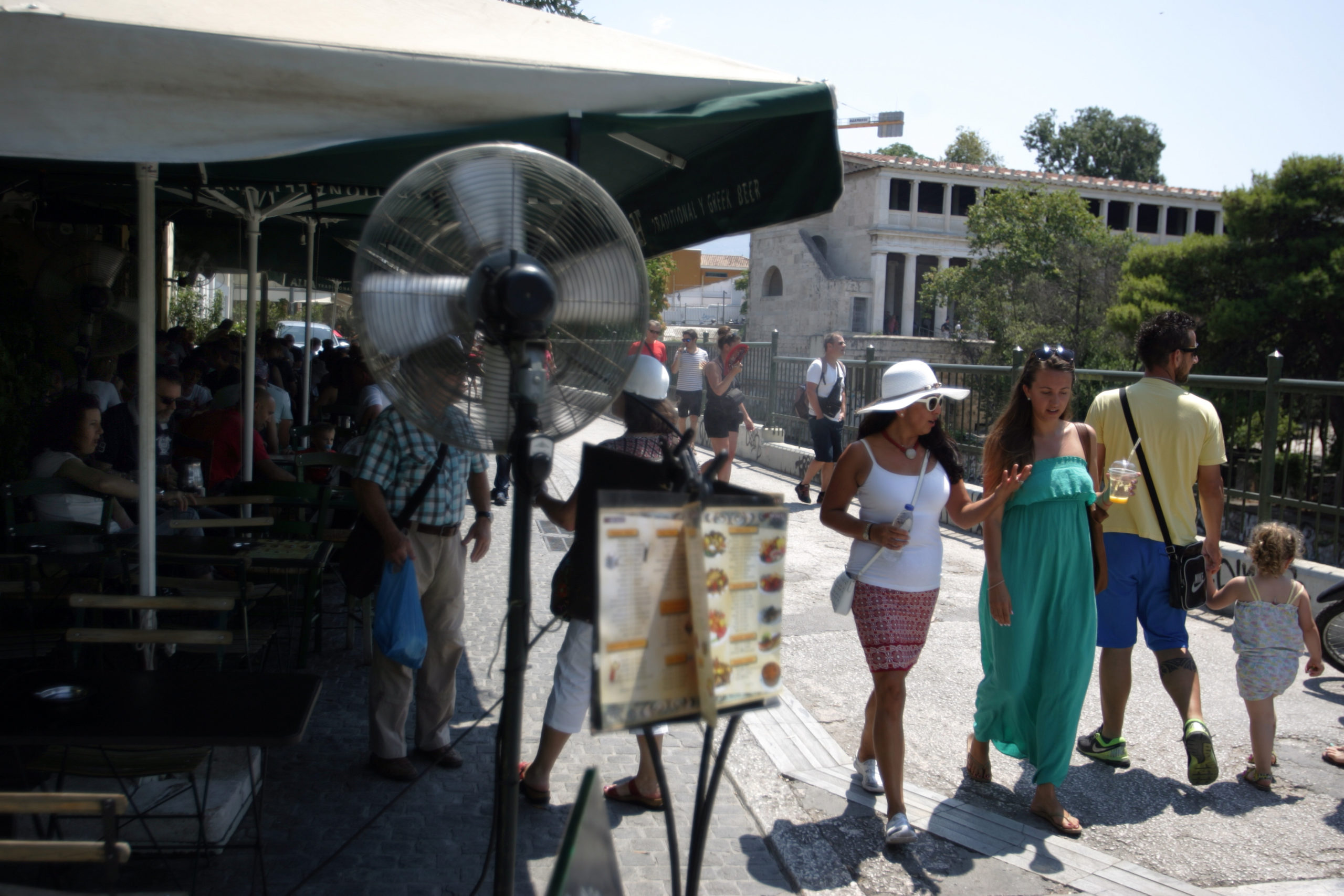 Οι βόλτες των τουριστών στον καύσωνα της Αθήνας – ΦΩΤΟ