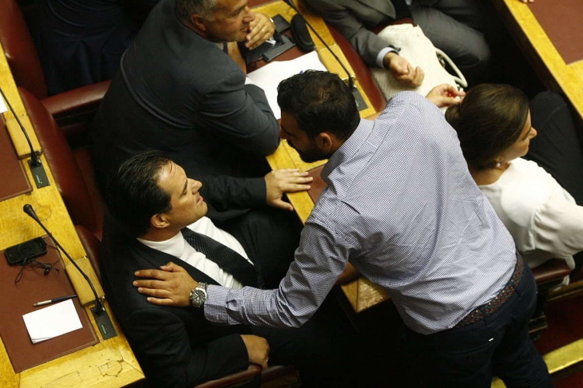 Πρώην διαιτητής χώρισε τον Άδωνι και τον Κάτανα στη Βουλή – ΦΩΤΟ