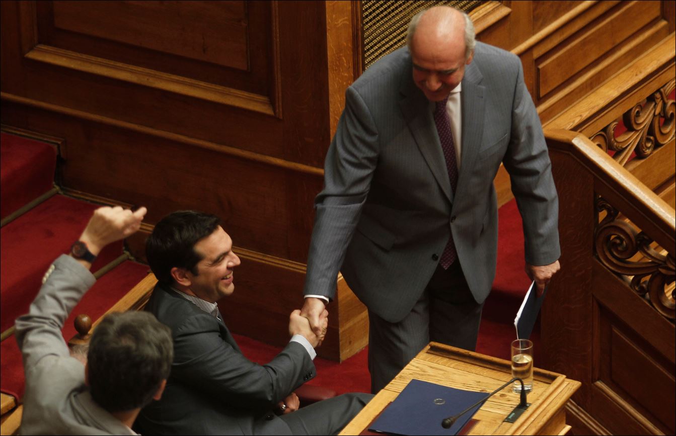 Η χειραψία και τα χαμόγελα Τσίπρα – Μεϊμαράκη – ΦΩΤΟ