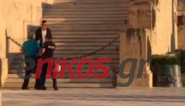 Διαδηλωτής προσπάθησε να ανέβει στη Βουλή – ΒΙΝΤΕΟ