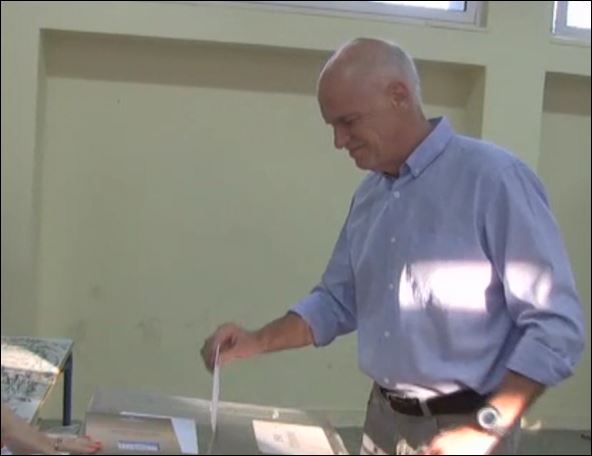 ΤΩΡΑ-Ασκεί το εκλογικό του δικαίωμα ο Γιώργος Παπανδρέου