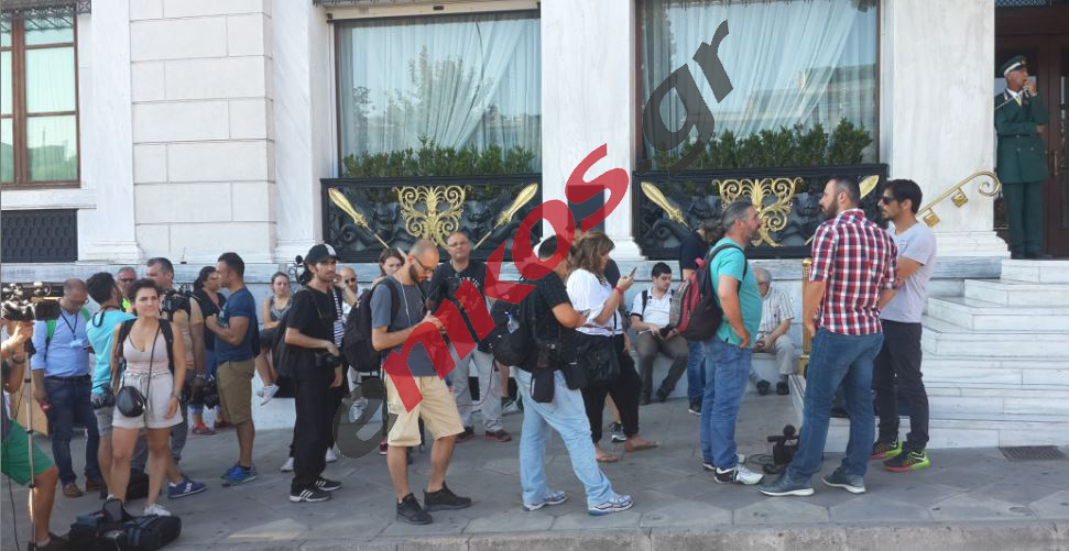 Δημοσιογράφοι περιμένουν τον Μπέπε Γκρίλο στο Σύνταγμα – ΦΩΤΟ