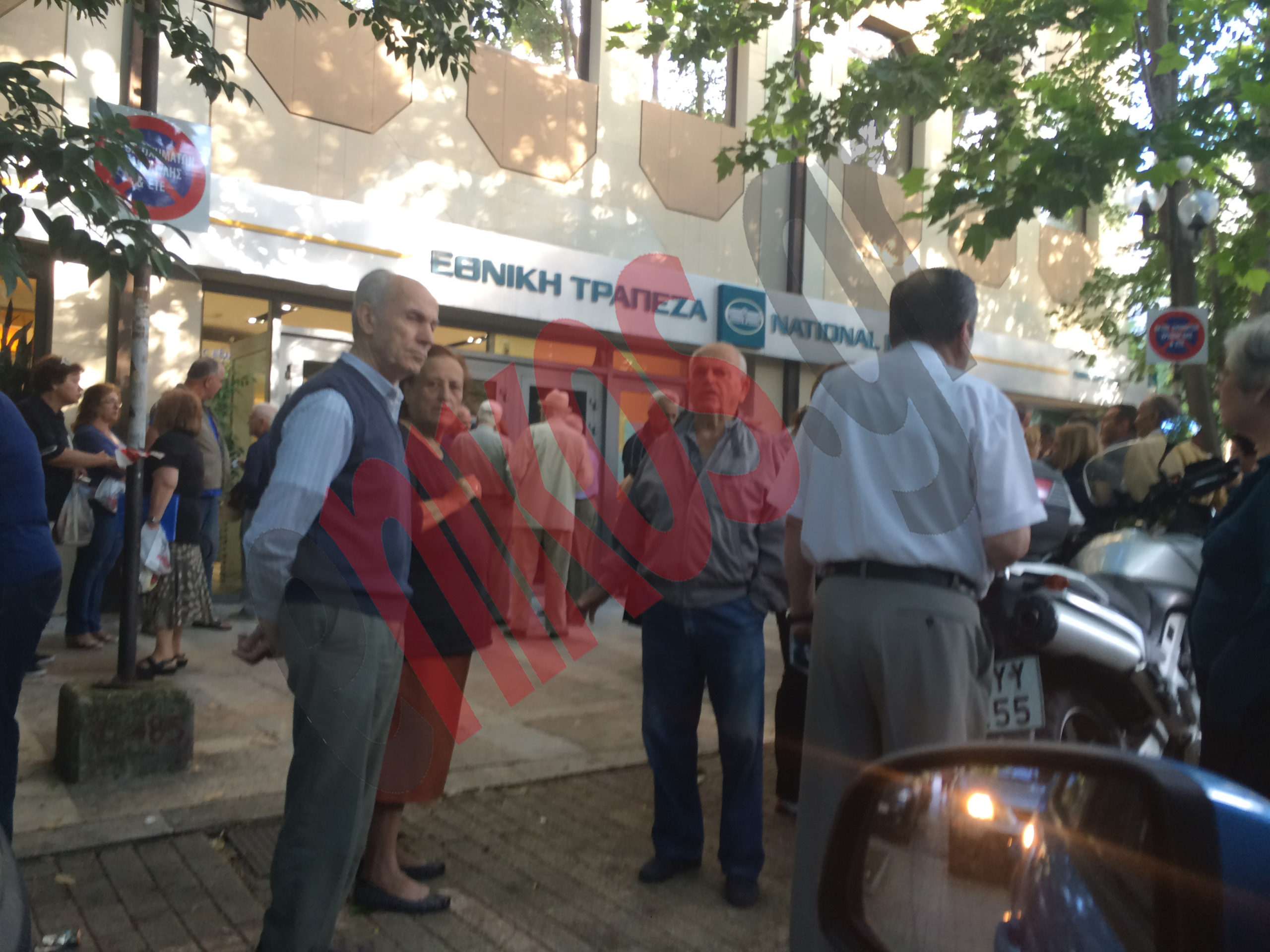 Ουρές συνταξιούχων έξω από τις τράπεζες – ΦΩΤΟ