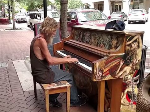 Αυτός είναι ο άστεγος… πιανίστας- ΒΙΝΤΕΟ