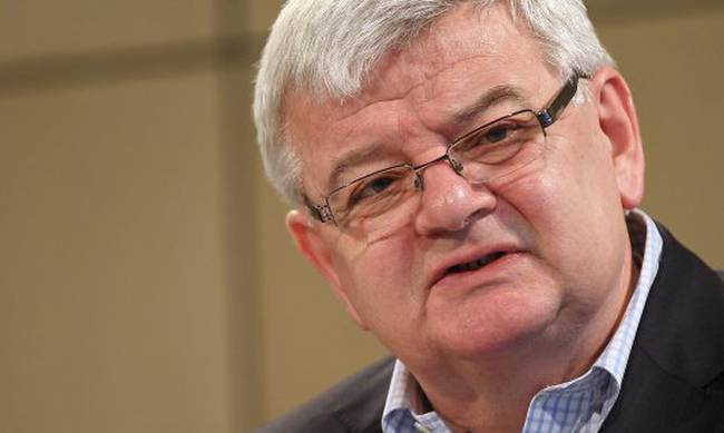 “Πυρά” Φίσερ κατά της πολιτικής Μέρκελ και Σόιμπλε για την Ελλάδα