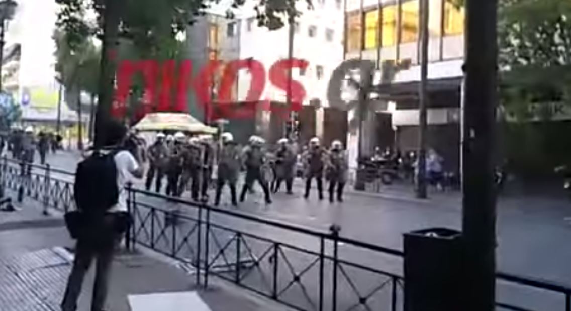 Πετροπόλεμος στο Σύνταγμα – ΒΙΝΤΕΟ
