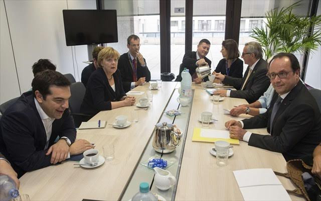 Η Μέρκελ σέρβιρε καφέ στον Τσίπρα – ΦΩΤΟ