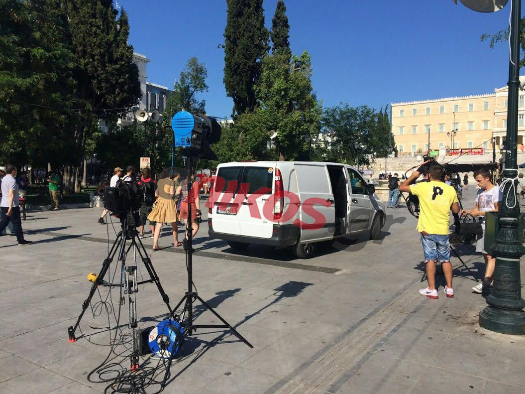 Ξένοι δημοσιογράφοι έχουν κατακλύσει το Σύνταγμα – ΦΩΤΟ