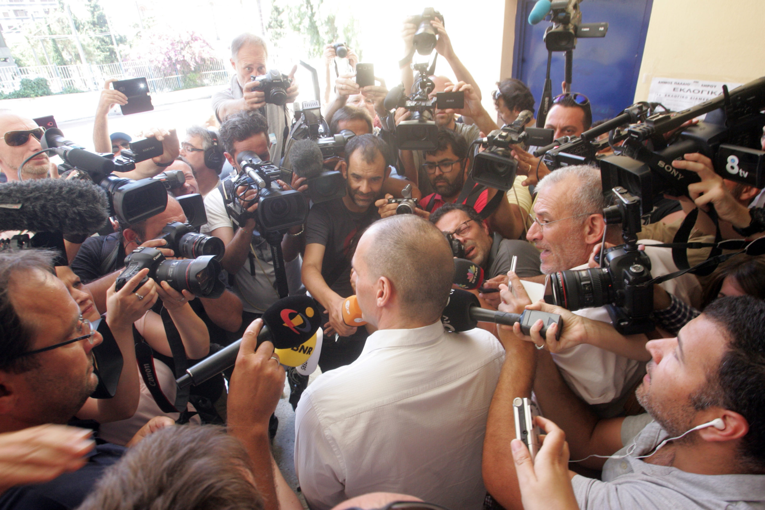 Πολιορκημένος από κάμερες και δημοσιογράφους ο Βαρουφάκης – ΦΩΤΟ