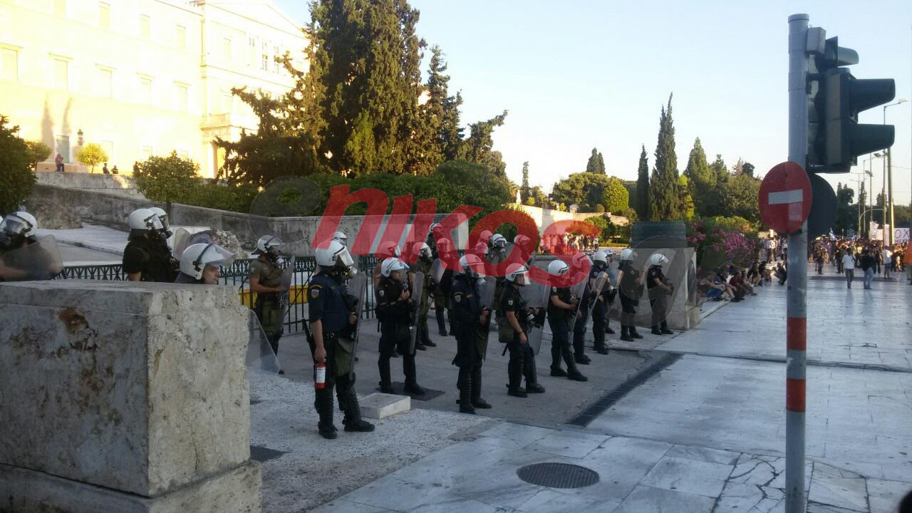 Διμοιρίες των ΜΑΤ στο Σύνταγμα – ΦΩΤΟ – ΤΩΡΑ