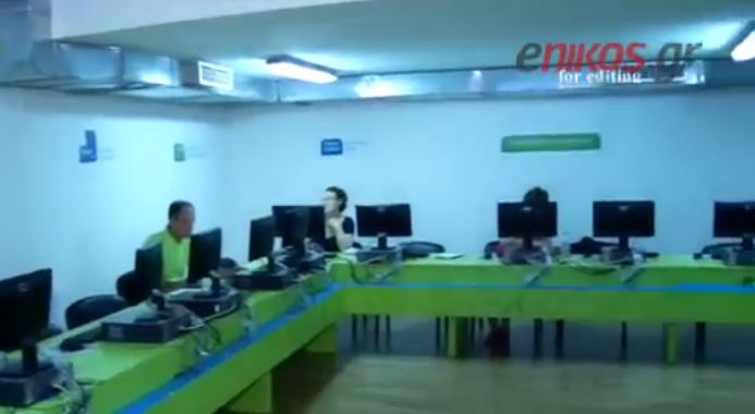 Εγγόνια βοηθούν τους παππούδες στο “σερφάρισμα” – ΒΙΝΤΕΟ