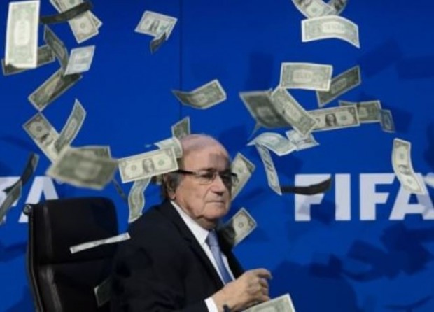 Πέταξε χαρτονομίσματα στο πρόσωπο του Μπλάτερ – ΒΙΝΤΕΟ