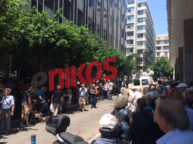 Διαμαρτυρία συνταξιούχων έξω από το υπουργείο Οικονομικών – ΦΩΤΟ