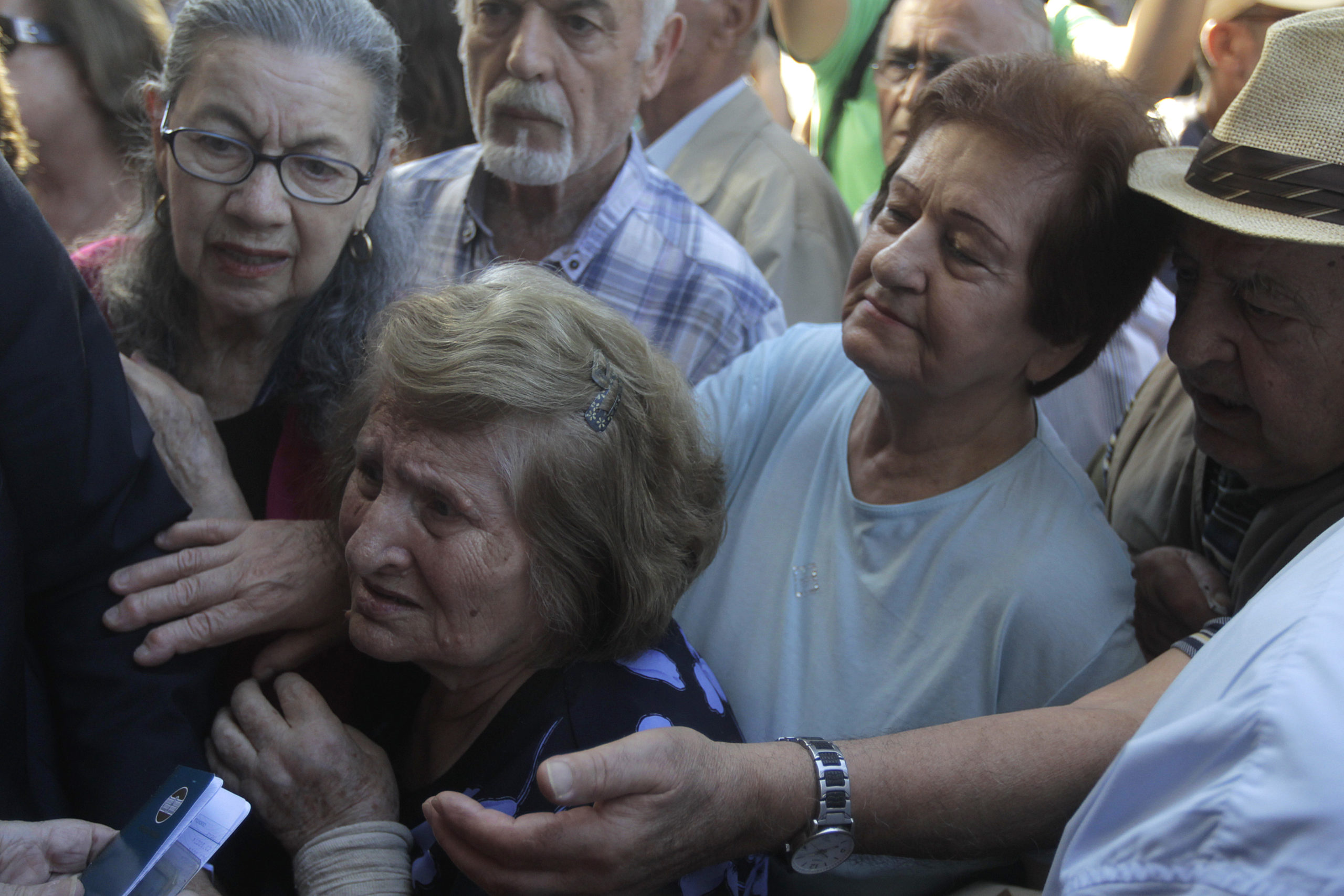 Συγκλονιστικές εικόνες στις ουρές με τους συνταξιούχους – ΦΩΤΟ