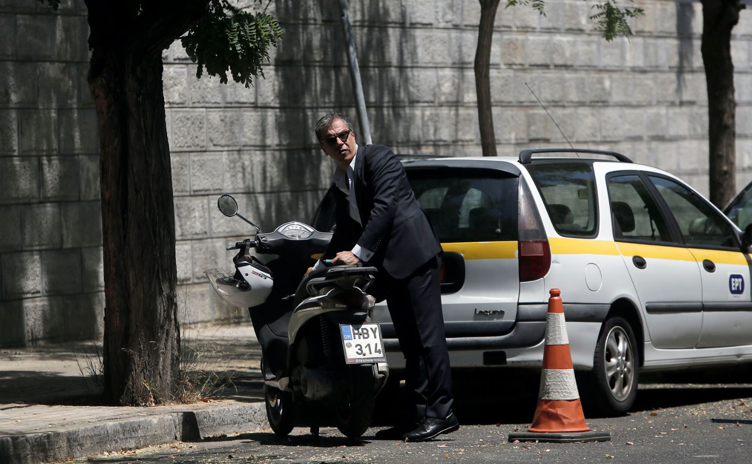 Με scooter στο Προεδρικό ο Θεοδωράκης – Το αστείο του Τσίπρα – ΦΩΤΟ