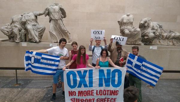 Υπέρ του “ΟΧΙ” μπροστά από τα Γλυπτά του Παρθενώνα – ΦΩΤΟ