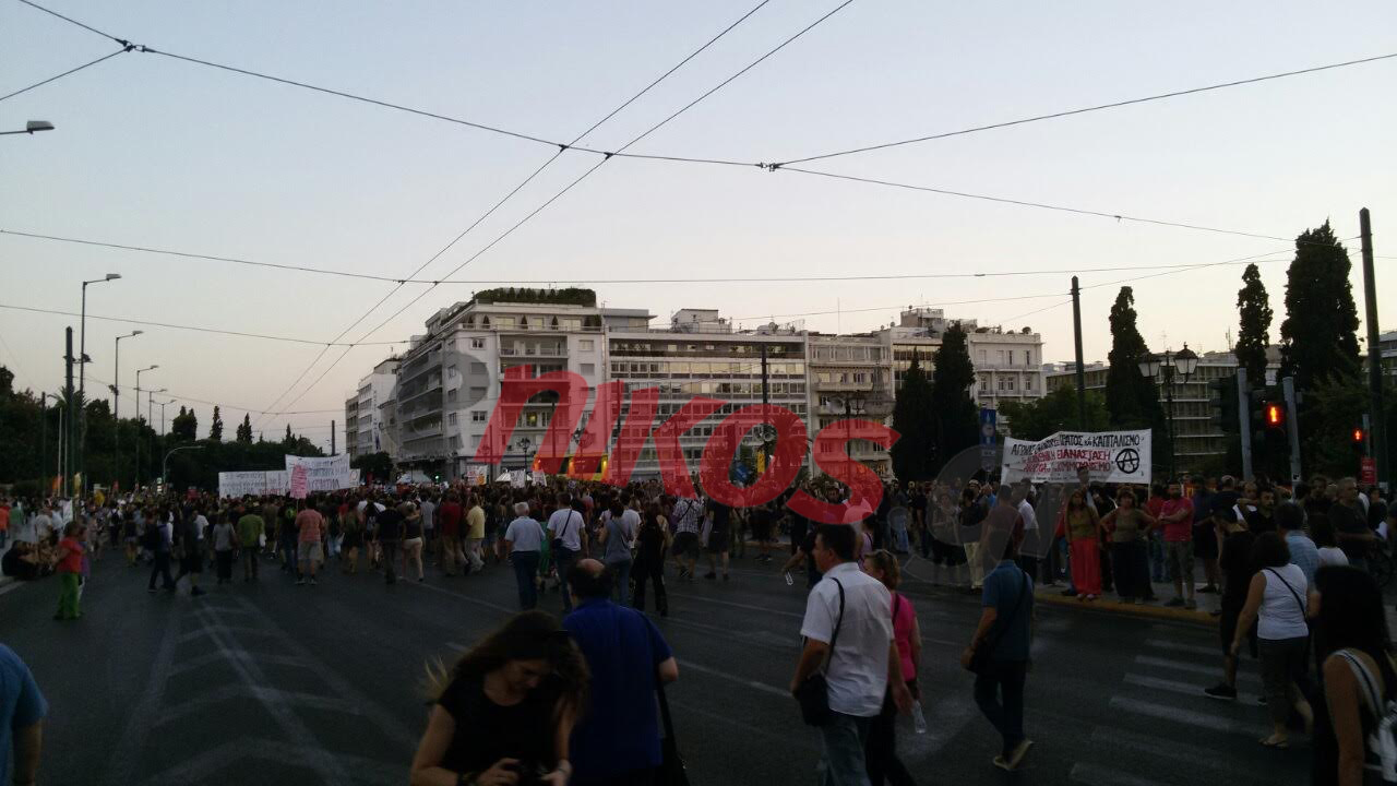 Σε εξέλιξη οι συγκεντρώσεις κατά των μέτρων στο Σύνταγμα – ΦΩΤΟ