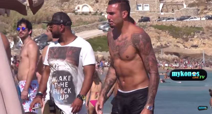 Ο Ρομπέρτο στην παραλία της Μυκόνου – ΒΙΝΤΕΟ