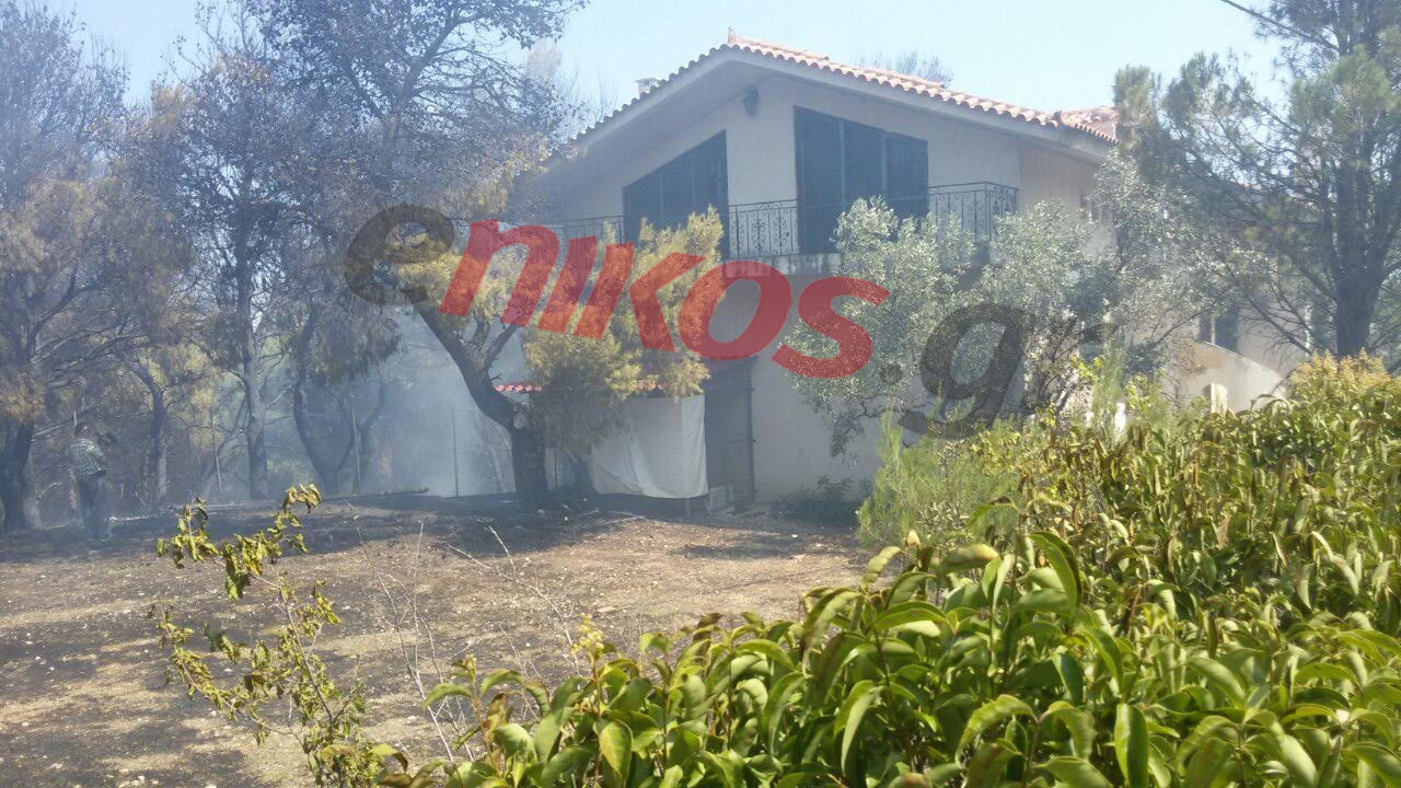Κινδύνεψε σπίτι στην Πάρνηθα – Στην αυλή έφτασαν οι φλόγες – ΦΩΤΟ