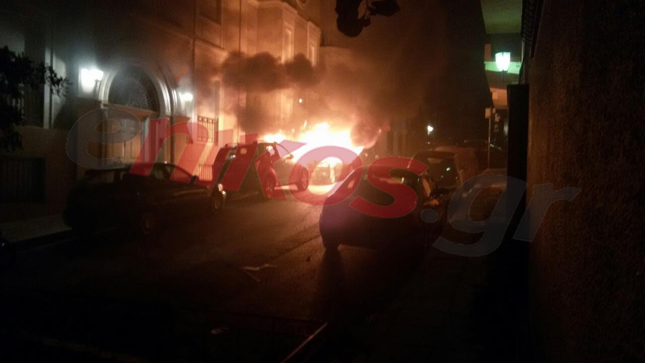 Στις φλόγες αυτοκίνητο στο κέντρο της Αθήνας – ΦΩΤΟ – ΤΩΡΑ