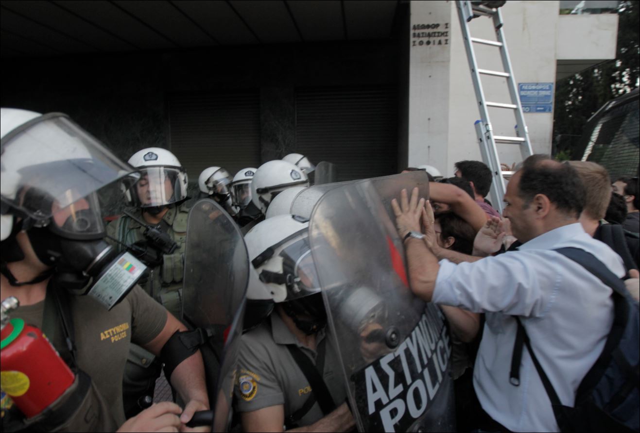 Βίντεο από την ένταση στο Σύνταγμα