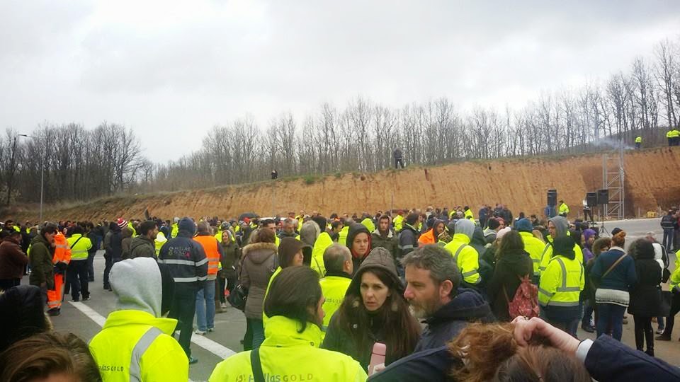 Έκλεισαν ξανά δρόμους οι μεταλλωρύχοι της Χαλκιδικής