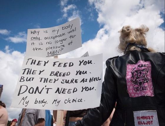 Διαδήλωσαν διεκδικώντας το δικαίωμα στο… τόπλες – ΦΩΤΟ