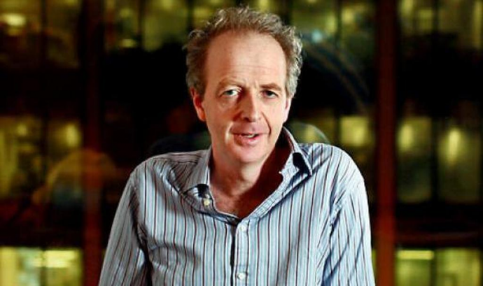 Χιούγκο Ντίξον: Αηδιαστικές οι τουαλέτες στο αεροδρόμιο της Μυκόνου