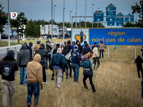Γάλλος βουλευτής απειλεί ότι θα “αφήσει τους μετανάστες να περάσουν” στη Βρετανία