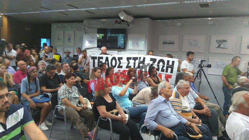 Το πανό των συμβασιούχων στη συνέντευξη της Κωνσταντοπούλου – ΦΩΤΟ