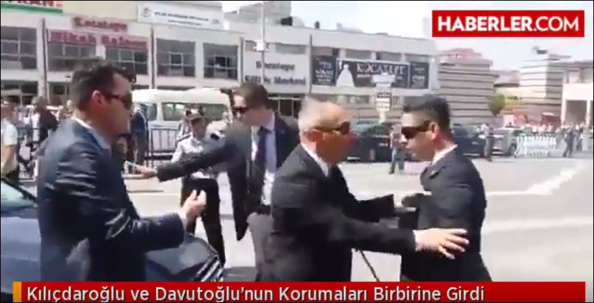 Πιάστηκαν στα χέρια οι σωματοφύλακες Νταβούτογλου-Κιλιτσντάρογλου – ΒΙΝΤΕΟ
